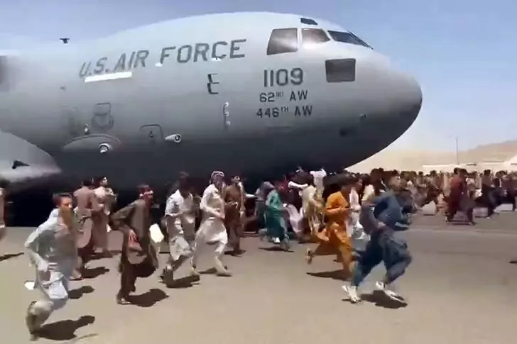 афганцы бегут за самолётом