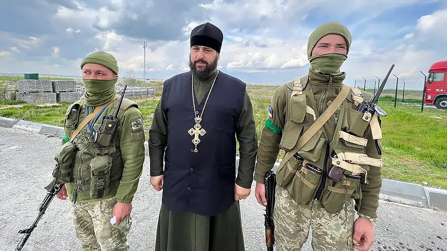 Archpriest Ilya Manita with Ukrainian fighters
