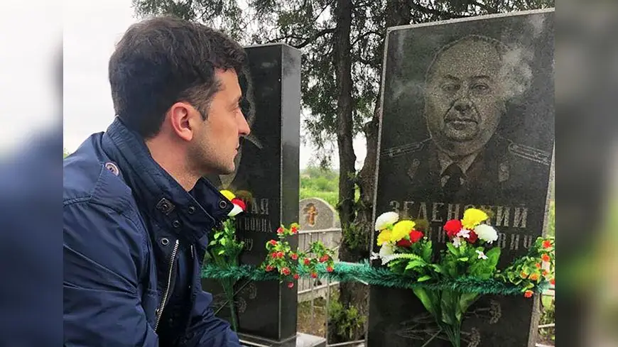 Vladimir Zelensky at the grave of his veteran grandfather