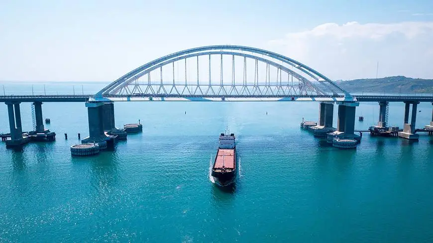 The bulk carrier passes under the Crimean bridge