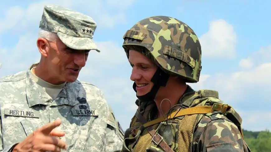 американский генерал и украинский военный
