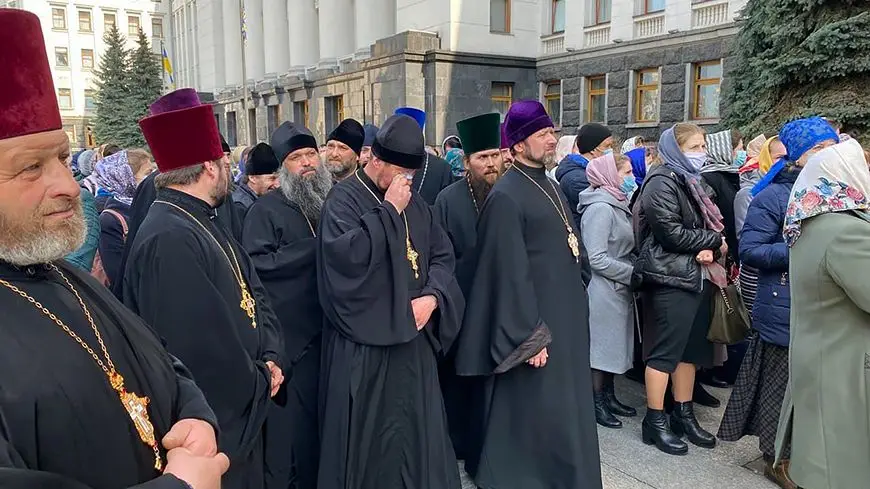 UOC parishioners and priests in front of the Office of the President of Ukraine on April 1, 2021.
