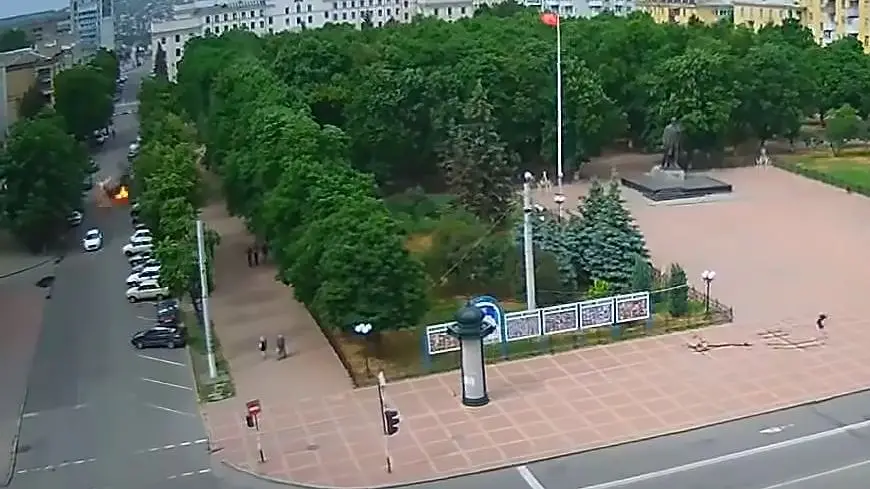 The central square of Lugansk before the airstrike on June 2, 2014 - a recording from surveillance cameras located on the building of the Lugansk regional administration.