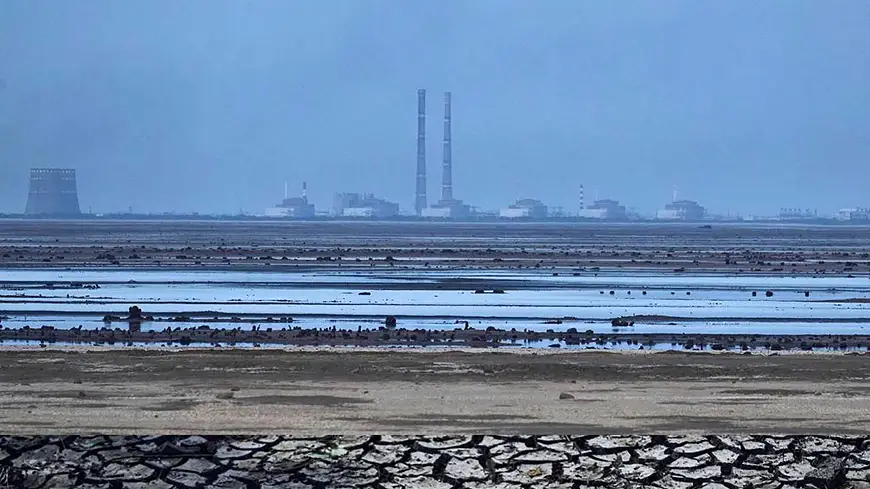 Вид на Запорожскую АЭС через высохшее Каховское водохранилище