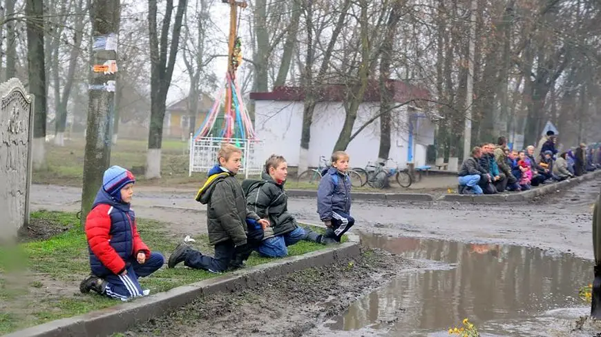 украинские дети на коленях