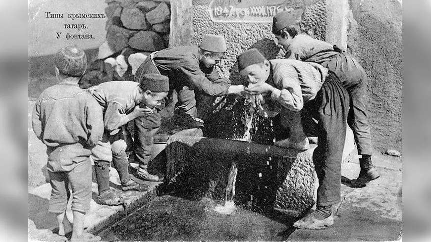 Дети крымских татар пьют воду