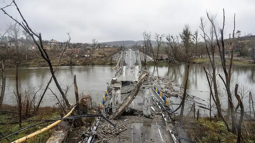 Разрушенный мост через Северский Донец