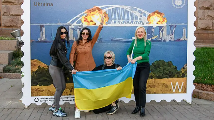 Киевлянки радуются теракту на Крымскому мосту 8 октября 2022 года