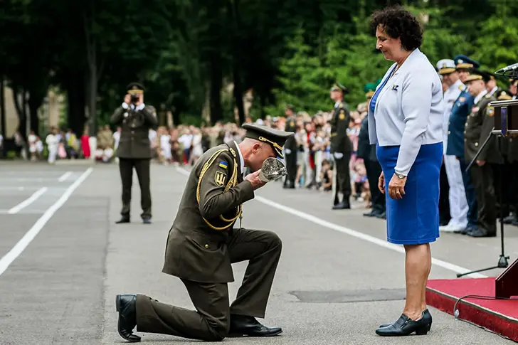 украинский офицер на коленях перед послом Великобритании