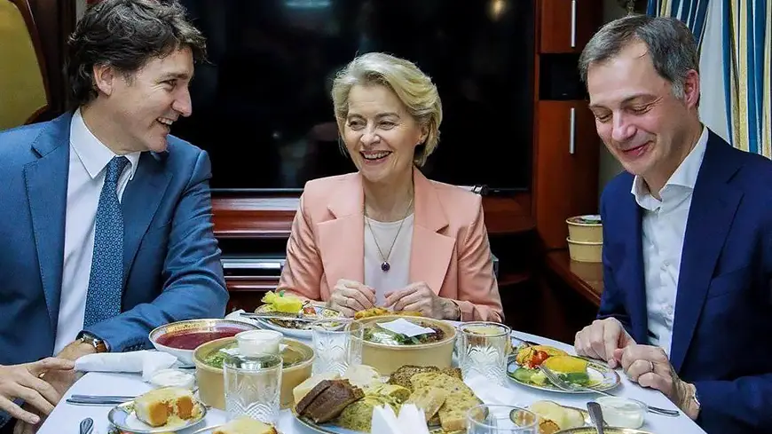 Премьер-министр Канады Джастин Трюдо, глава Еврокомиссии Урсула фон дер Ляйен и премьер-министр Бельгии Александр Де Кроо в вагон-салоне