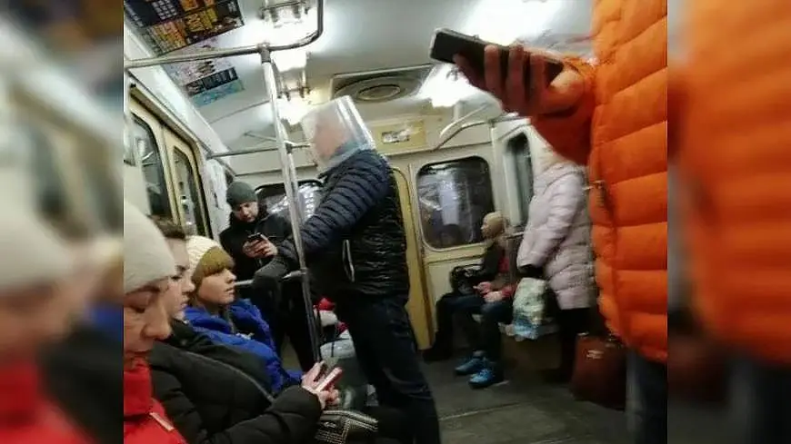 мужик в метро с ведром на голове