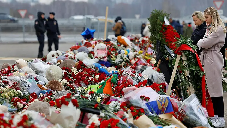 цветы жертвам теракта в Крокусе