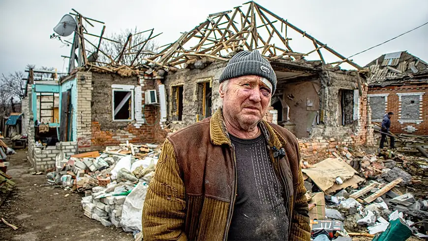 украинец перед разрушенным домом