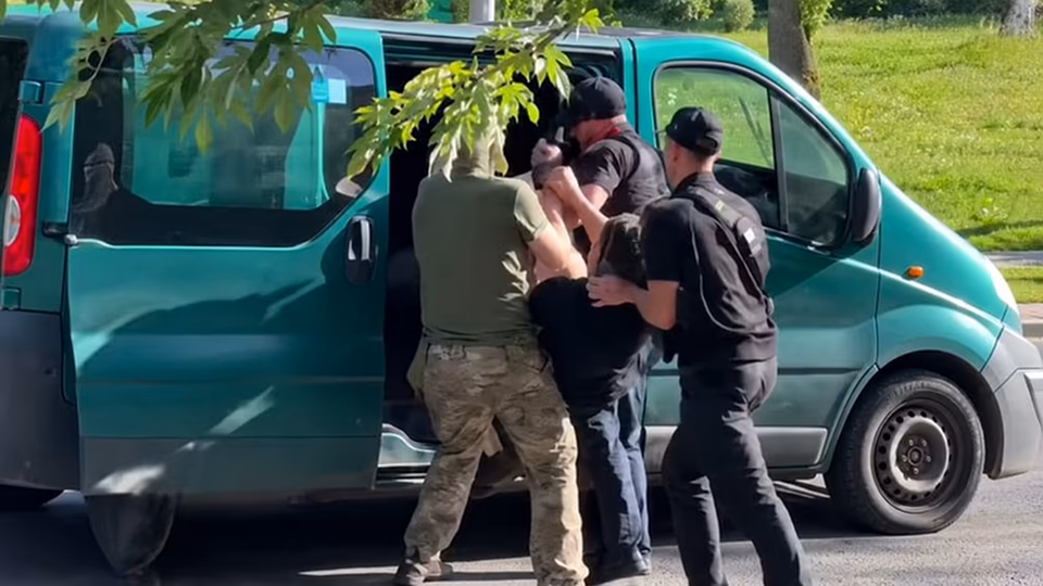 ТЦК заталкивает человека в микроавтобус