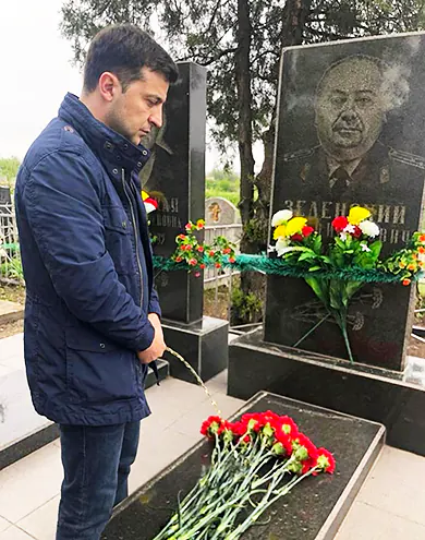 Зеленский на могиле своего деда